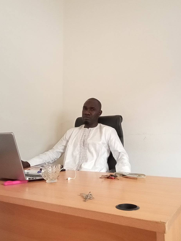M. Diop, directeur général de Rio Construction BTP, à son bureau