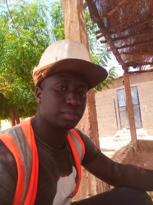 M. Gomis, responsable technique, casqué sur un chantier Rio